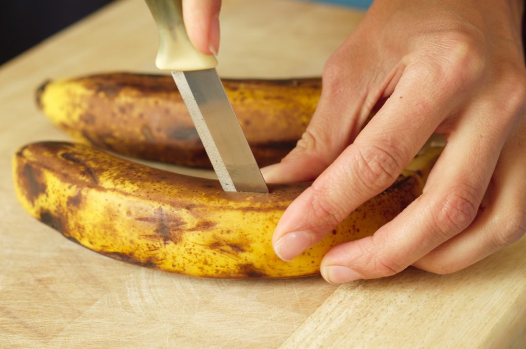 Bananen werden aufgeschnitten