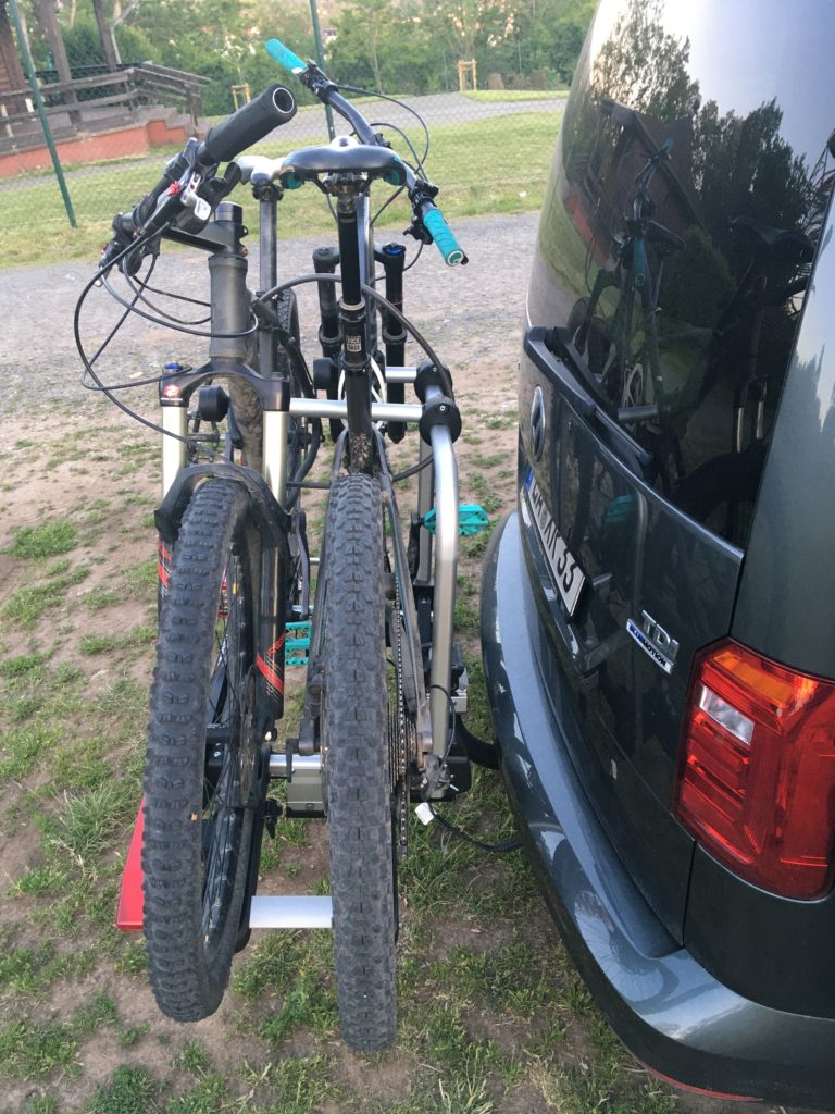 Übler i21 am Caddy mit zwei Mountainbikes